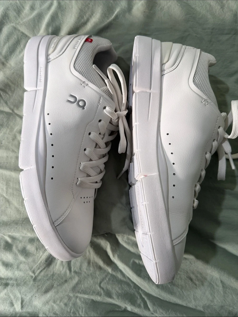 On Clouds On Running; The Roger Advantage- Basic All-White Casual Shoes